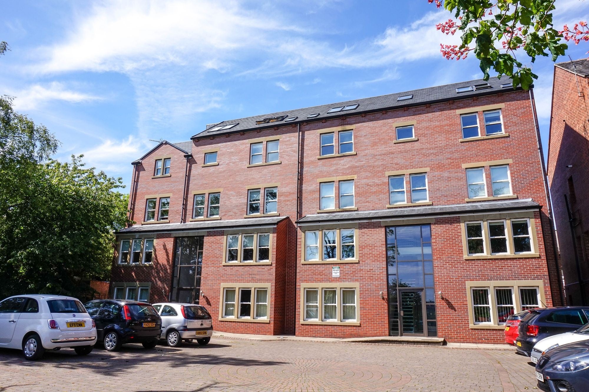 Flat Broomfield Crescent in Leeds