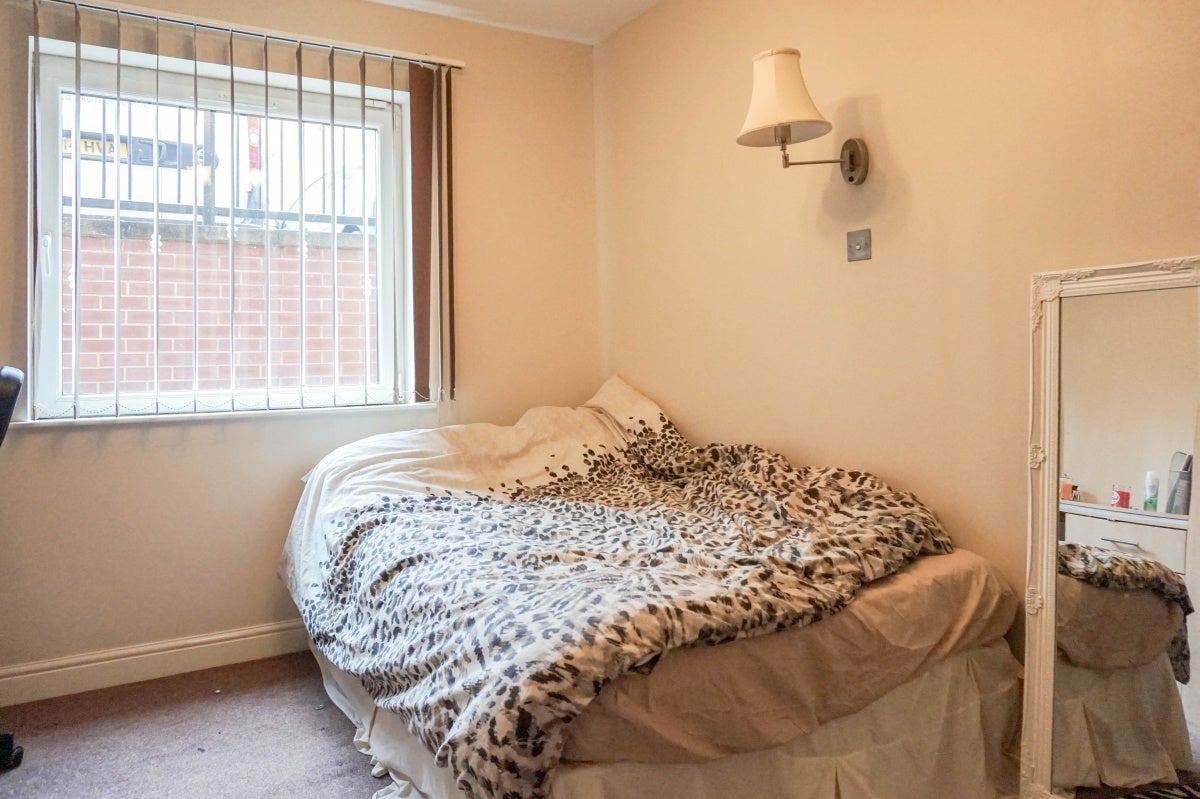 Flat Broomfield Crescent in Leeds