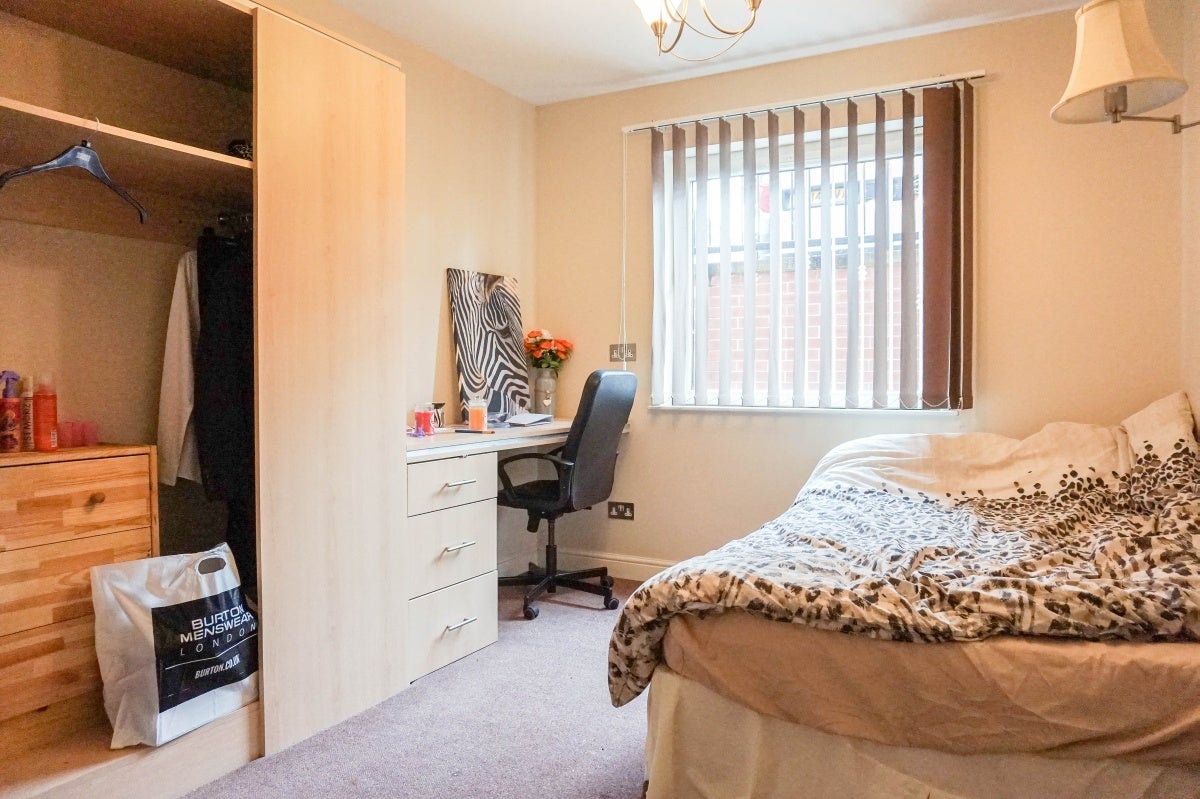 Room Broomfield Crescent in Leeds