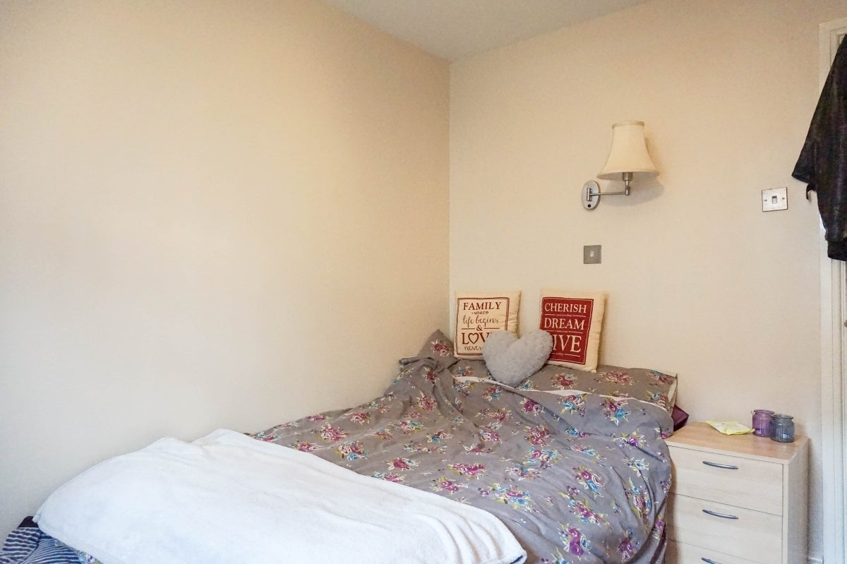Flat Broomfield Crescent in Leeds