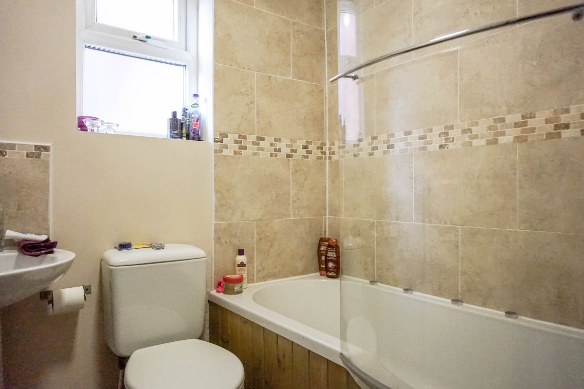 Flat Broomfield Crescent in Leeds