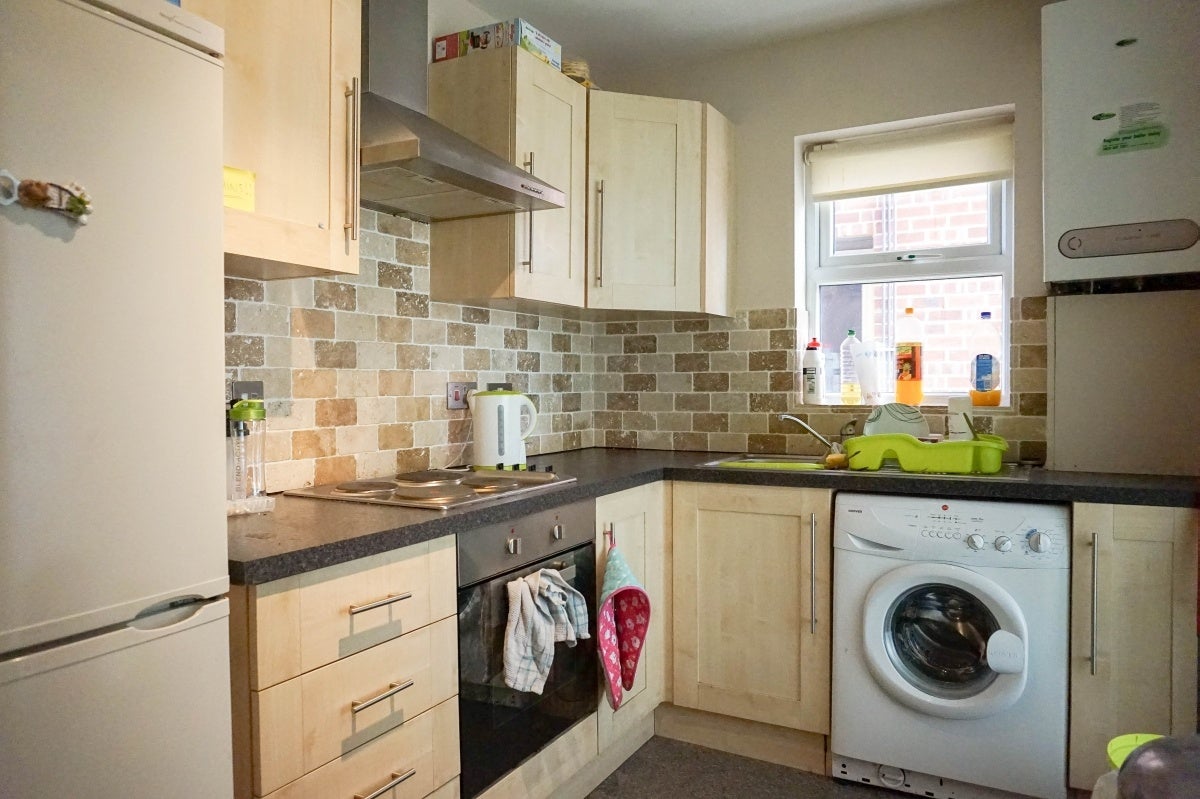 Flat Broomfield Crescent in Leeds