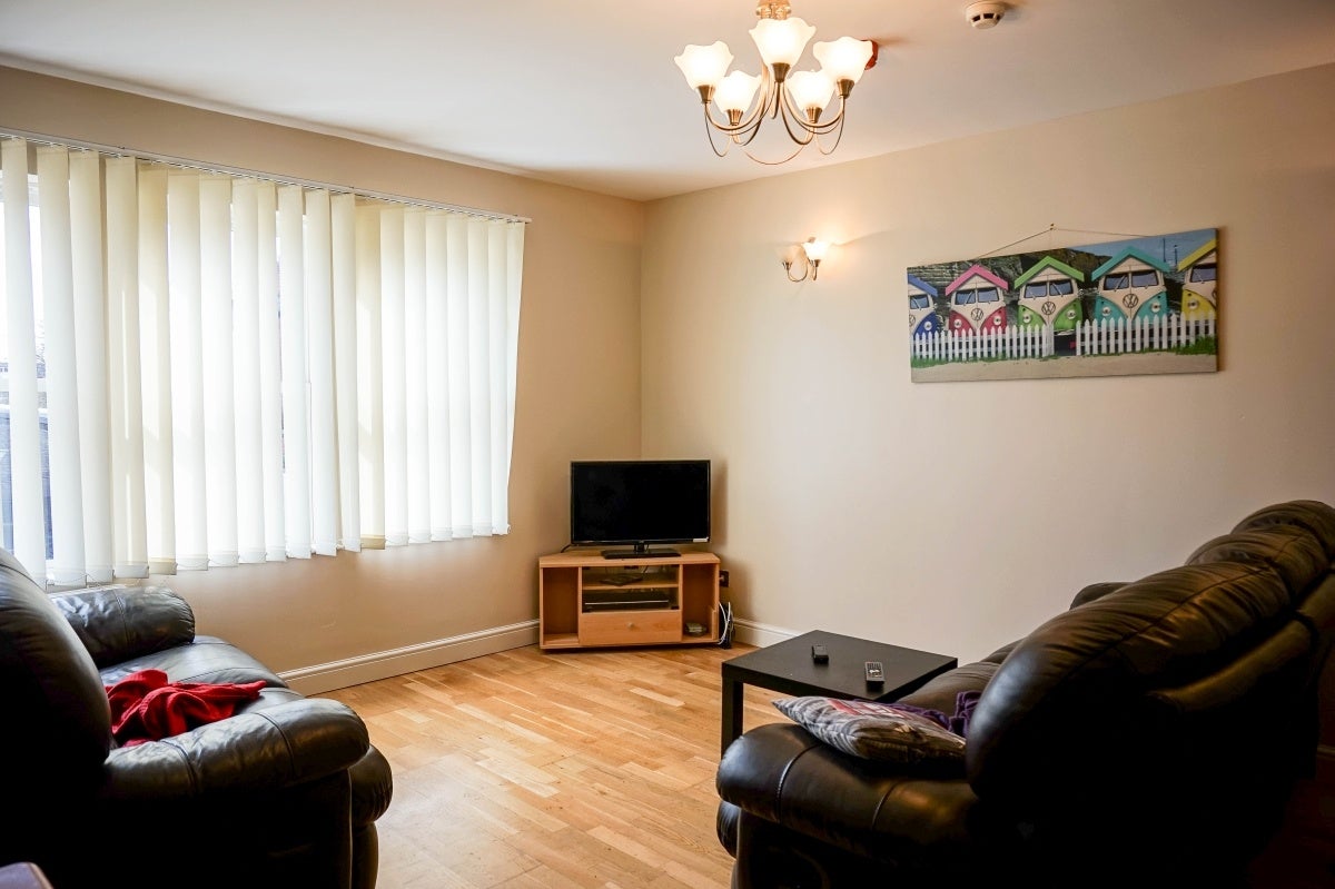 Flat Broomfield Crescent in Leeds