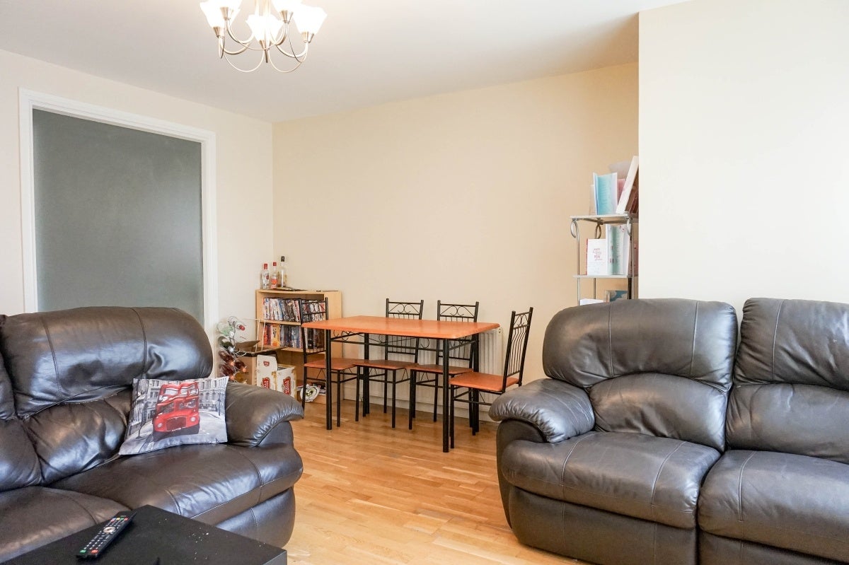 Flat Broomfield Crescent in Leeds