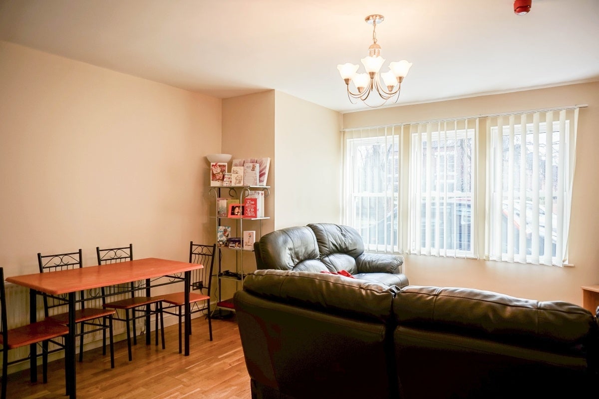 Flat Broomfield Crescent in Leeds