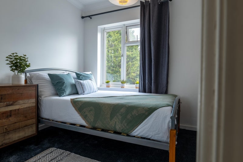Room Kingsholm Road in Bristol
