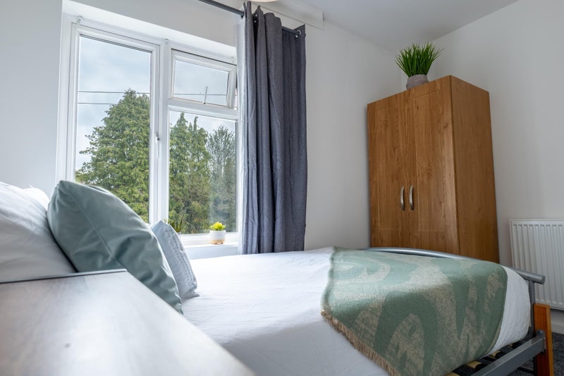 Room Kingsholm Road in Bristol