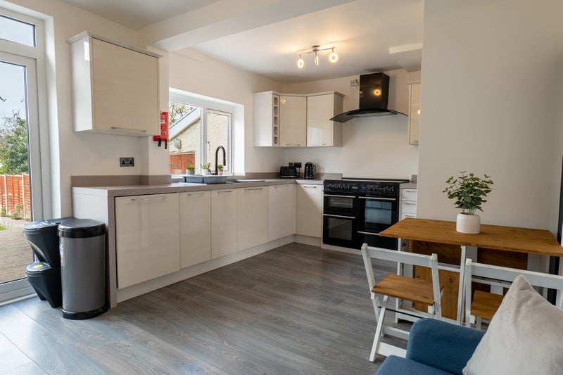 Room Kingsholm Road in Bristol