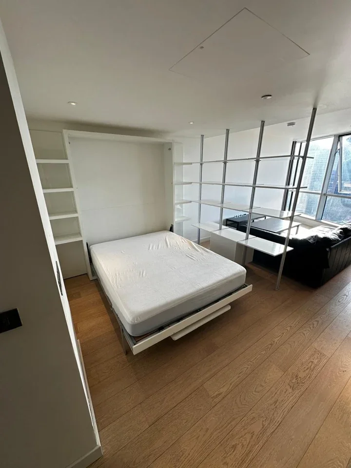 Flat Biscayne Avenue in Greater London