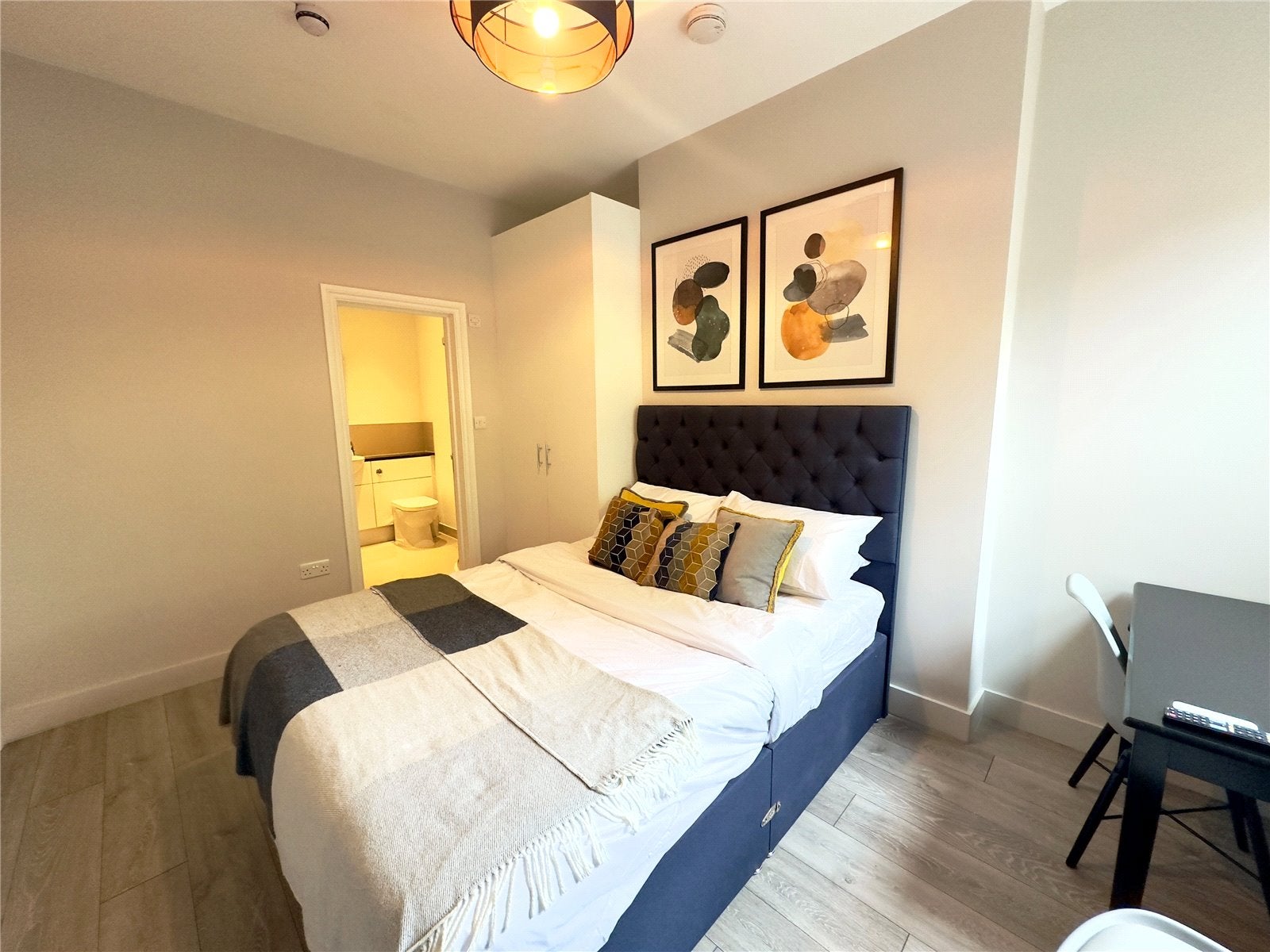 Room Finchley Road in Greater London
