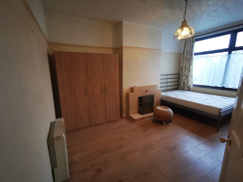 Room Northville Road in Bristol