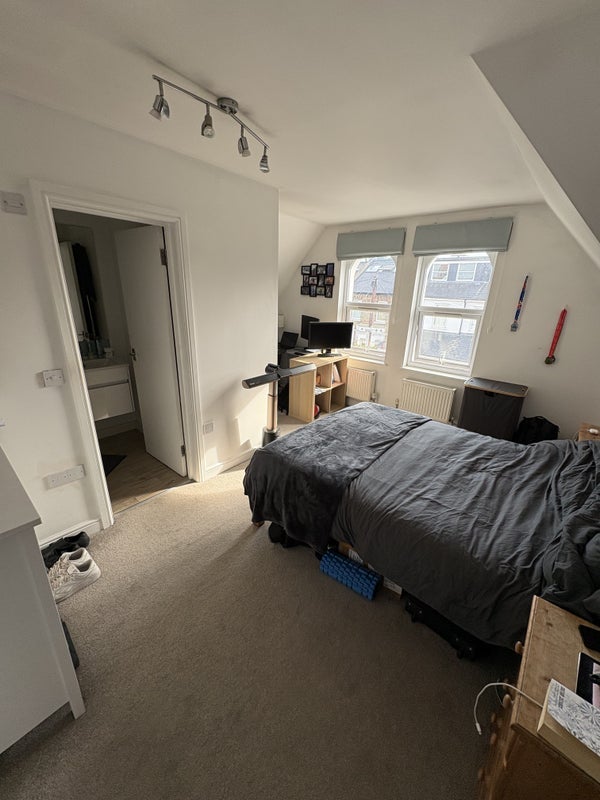 Room Ravenswood Road in Greater London