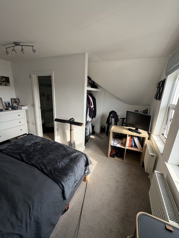 Room Ravenswood Road in Greater London