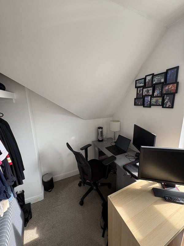 Room Ravenswood Road in Greater London