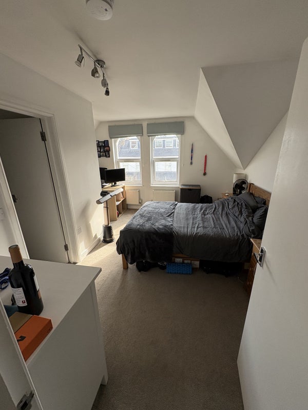 Room Ravenswood Road in Greater London