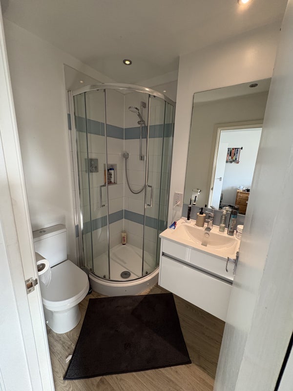 Room Ravenswood Road in Greater London