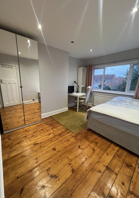 Room Davidson Road in Greater London