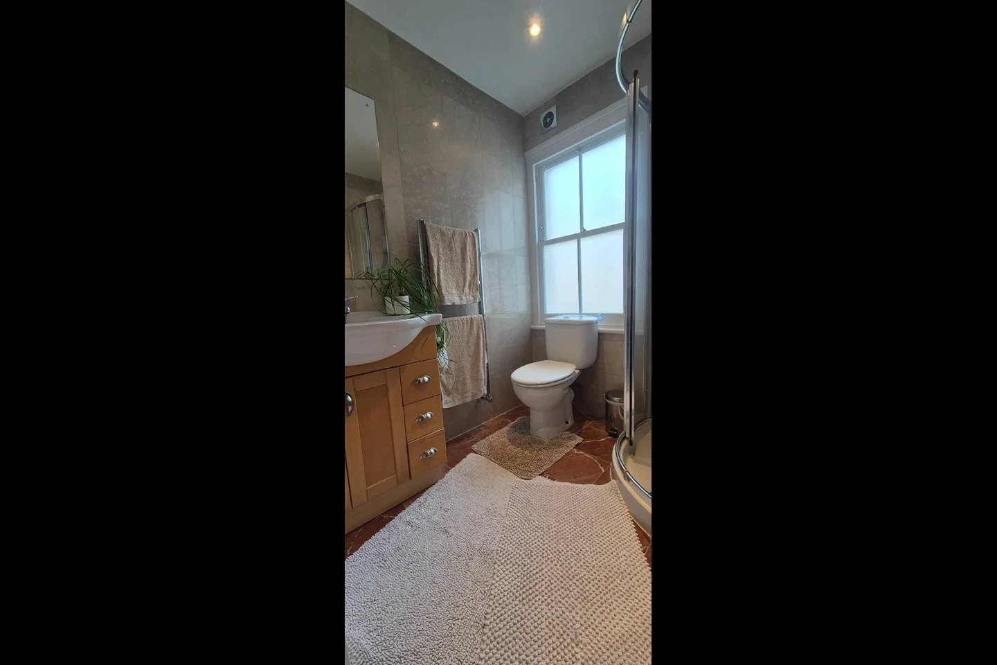 Room Baronsmere Road in Greater London