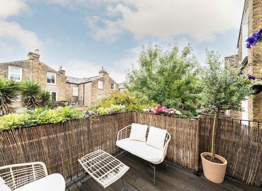 Flat Rattray Road in Greater London