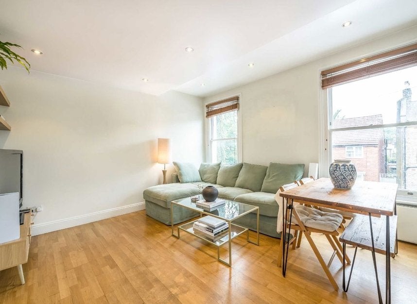 Flat Rattray Road in Greater London