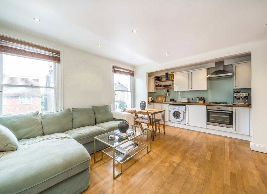 Flat Rattray Road in Greater London