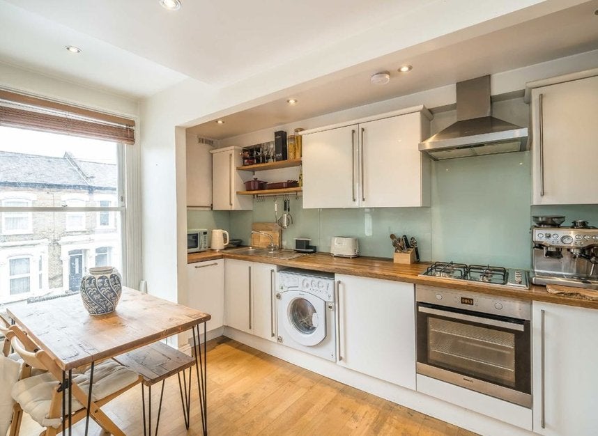 Flat Rattray Road in Greater London