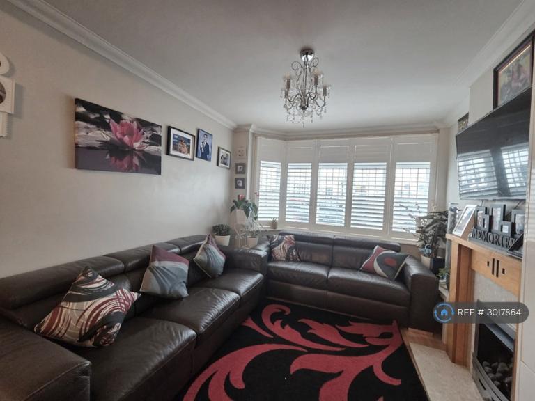 House Ingleton Avenue in Greater London
