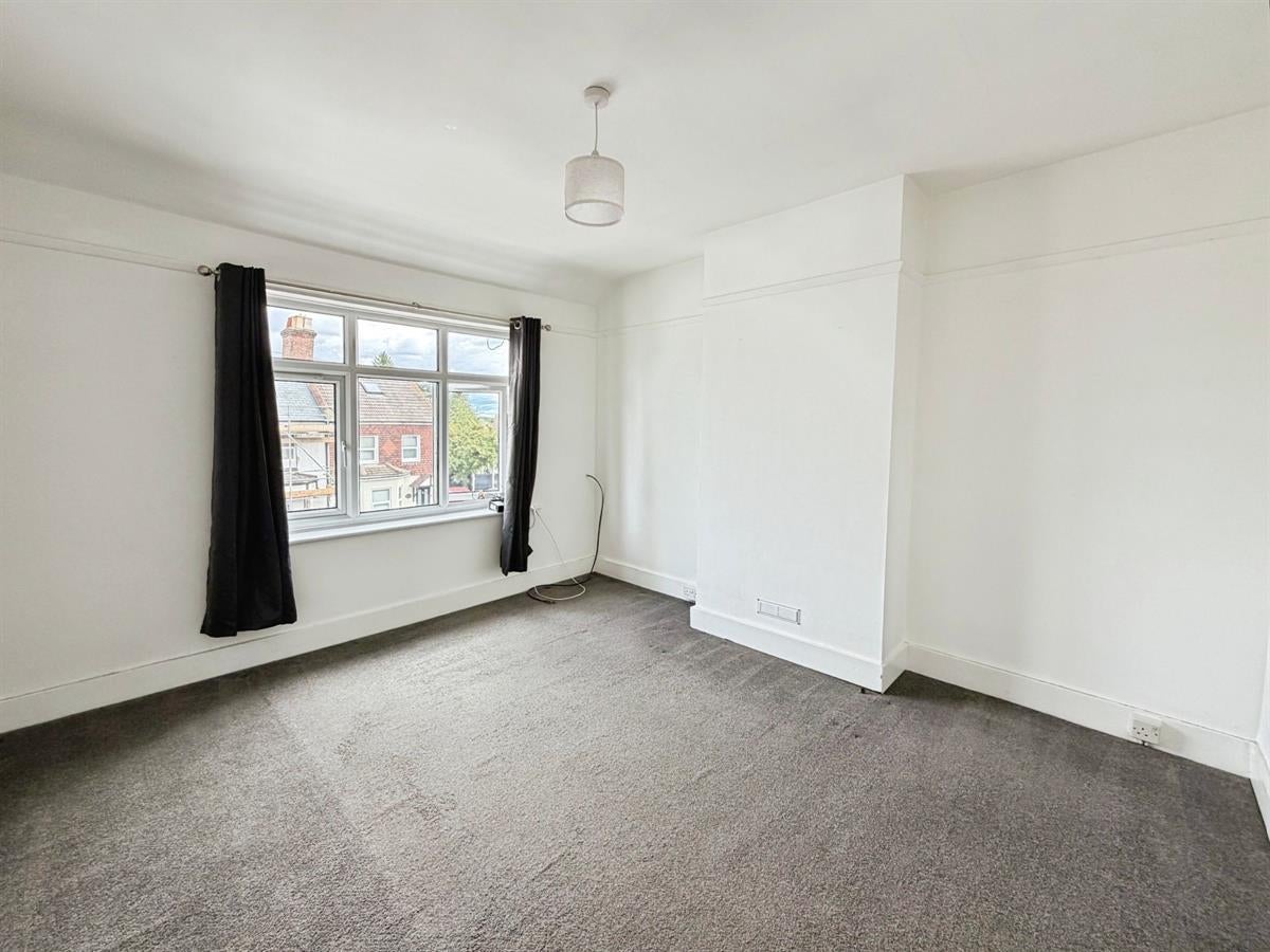 Flat Brighton Road in Rushmoor