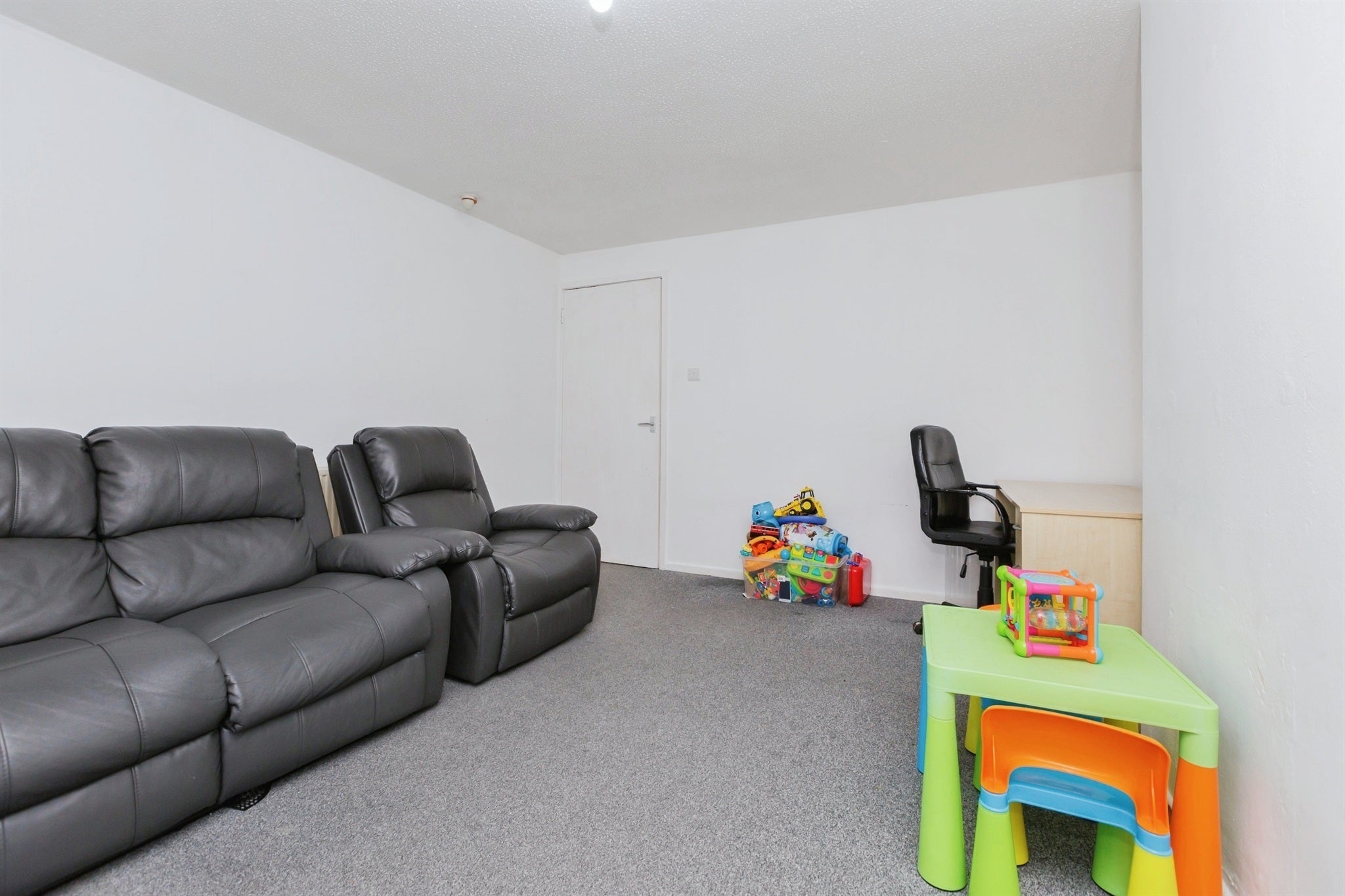 Flat Neston Gardens in Leicester