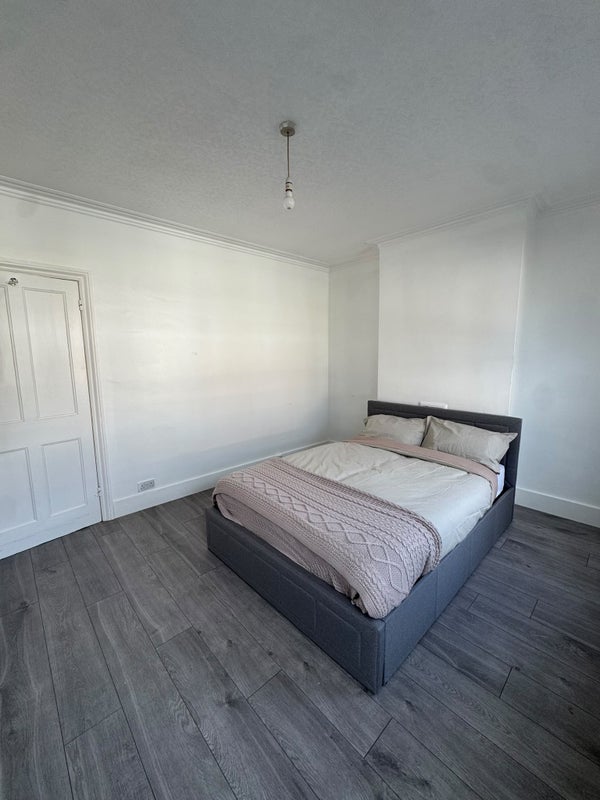 Room Rosebery Avenue in Greater London