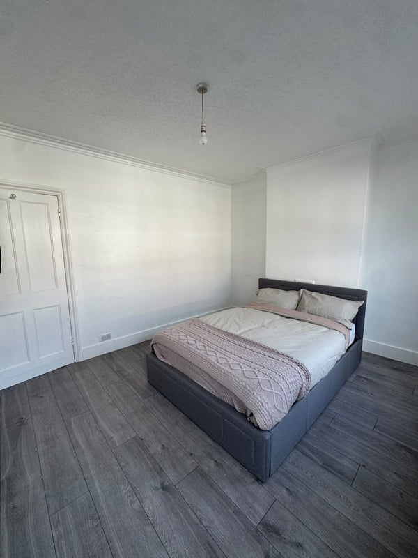 Room Rosebery Avenue in Greater London