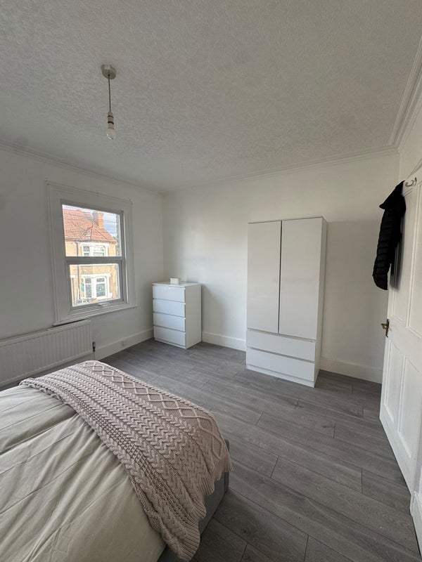Room Rosebery Avenue in Greater London