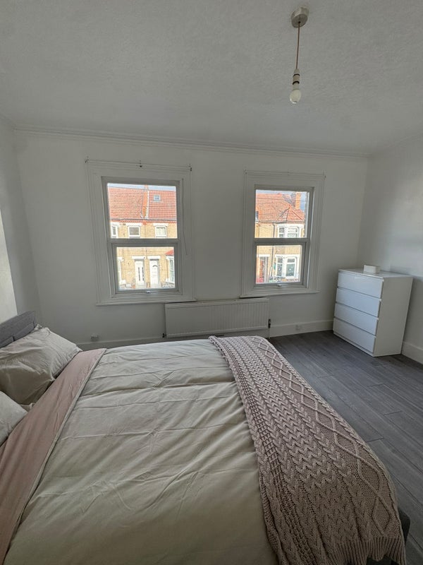 Room Rosebery Avenue in Greater London