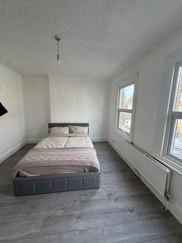 Room Rosebery Avenue in Greater London