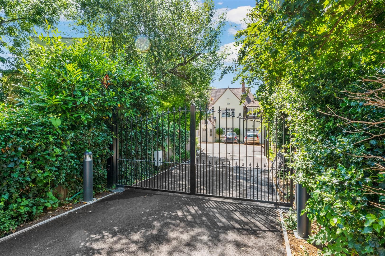 Flat Orchard Lane in Greater London