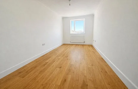 Flat Sundeala Close in Borough of Spelthorne