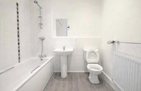 Flat Sundeala Close in Borough of Spelthorne
