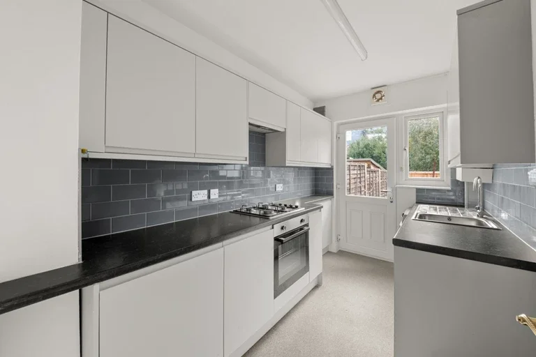 Flat Montague Road in Greater London