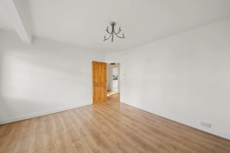 Flat Montague Road in Greater London