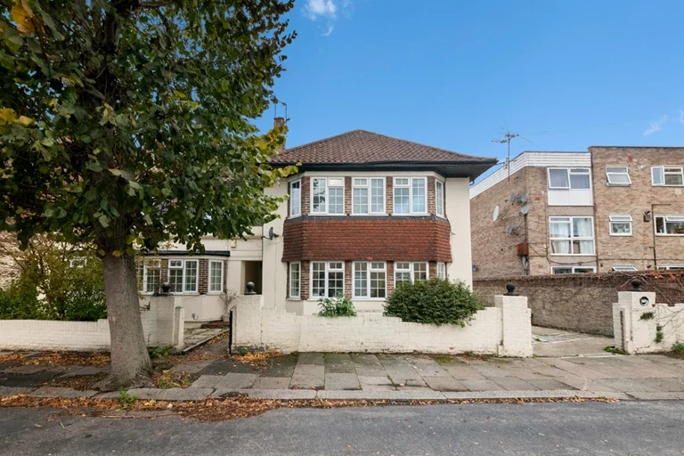 Flat Montague Road in Greater London