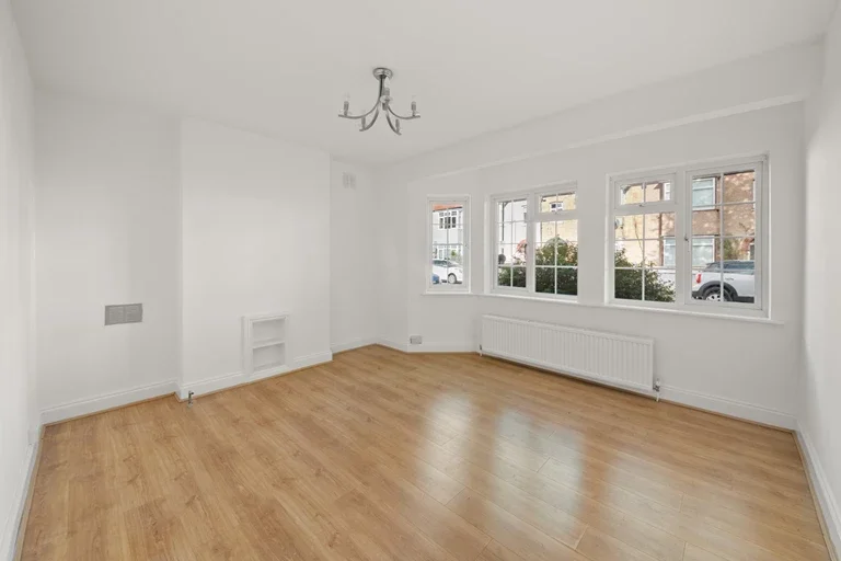 Flat Montague Road in Greater London