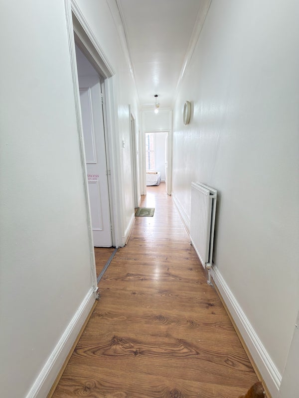 Flat Regal Row in Greater London