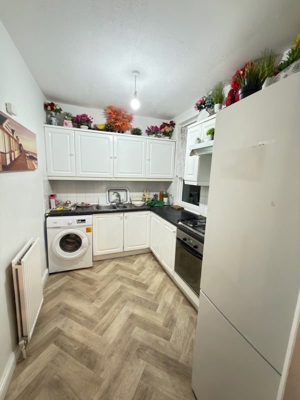 Flat Regal Row in Greater London