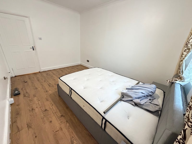 Flat Regal Row in Greater London