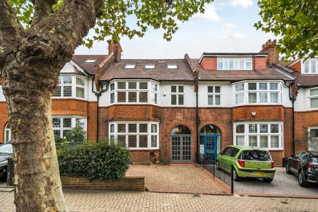 House Fairmount Road in Greater London