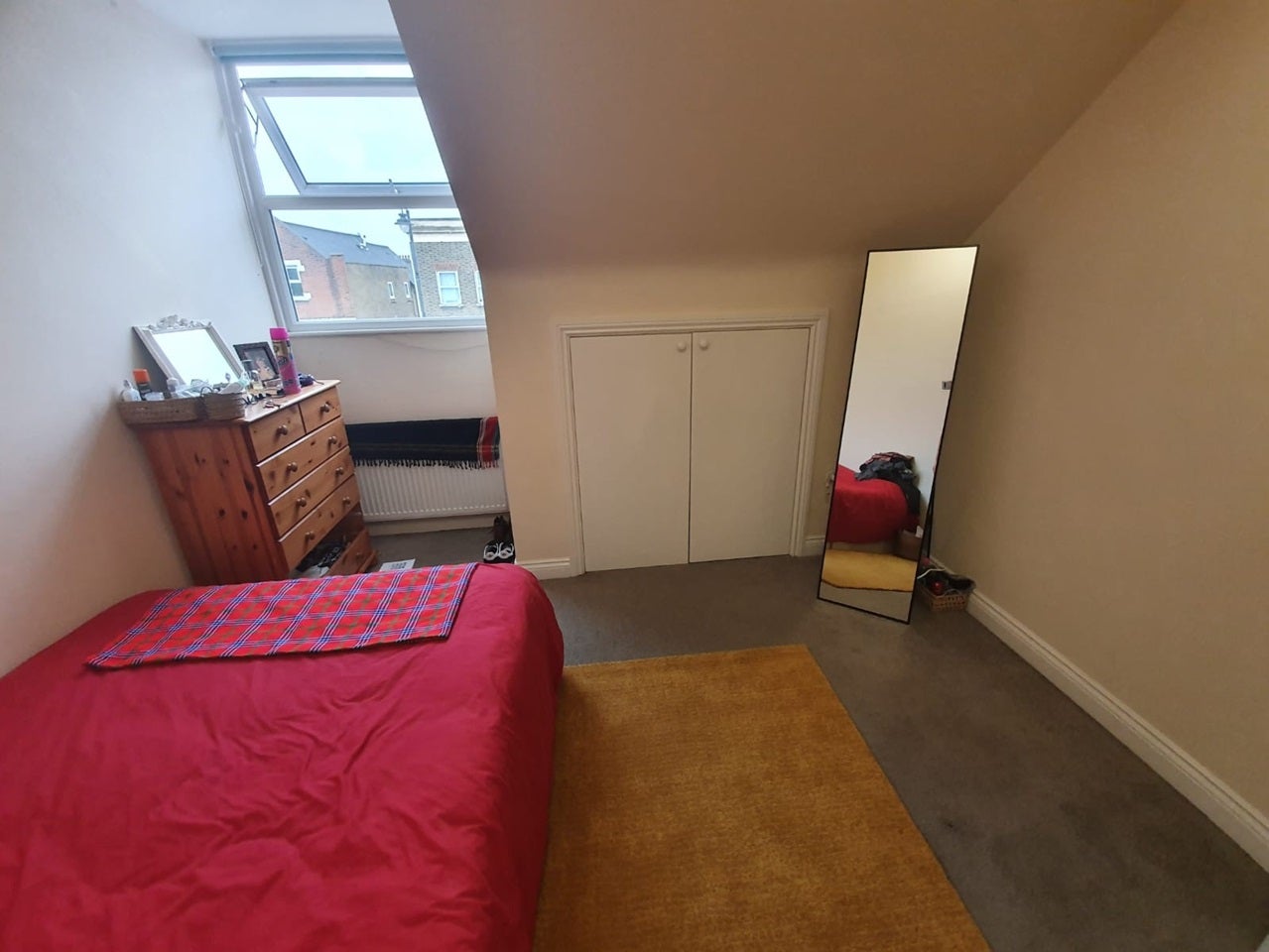 Room Valnay Street in Greater London