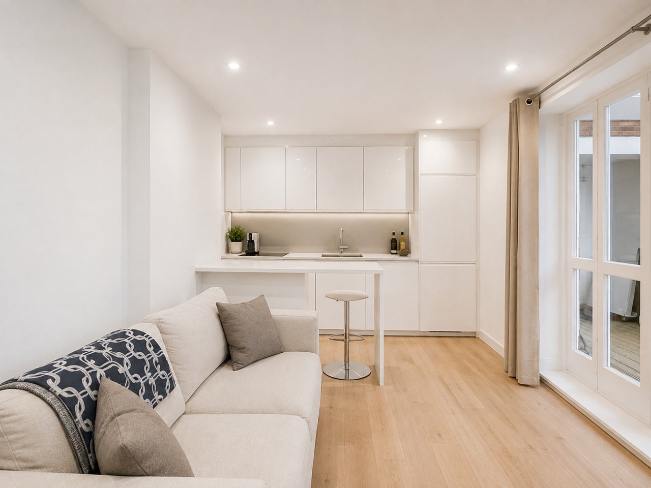 Flat Gloucester Terrace in City of Westminster