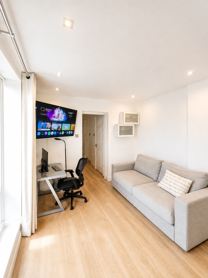 Flat Gloucester Terrace in City of Westminster