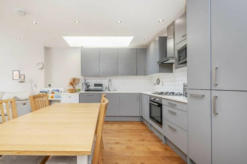 Room Coverton Road in Greater London
