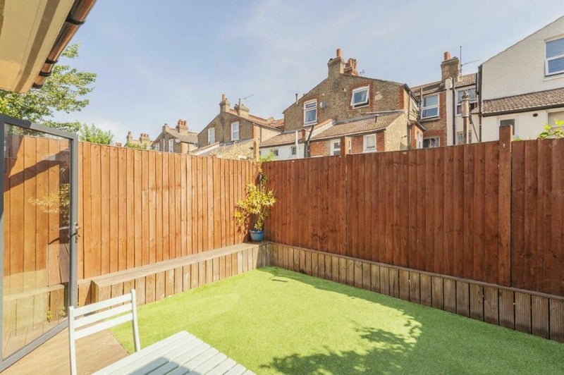 Room Coverton Road in Greater London